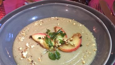 Maronencreme Süppchen mit karamellisierten Äpfeln und Buchweizenknusper