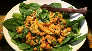 gerösteter Blumenkohlsalat mit Kichererbsen und frischer Mango