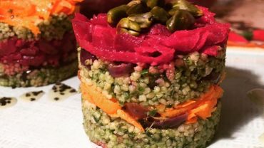 grüne Couscous Türmchen